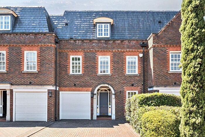 4 Bedroom Detached House For Sale In Chartfield Place, Weybridge, KT13