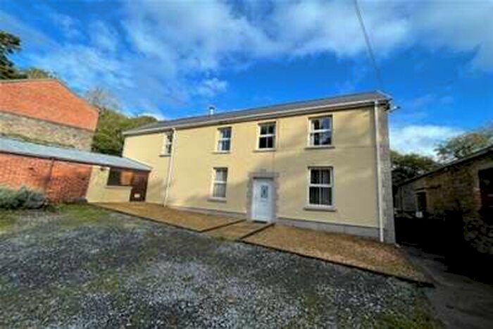 3 Bedroom House To Rent In Tan Y Graig, Felinfoel, Carmarthenshire, SA15