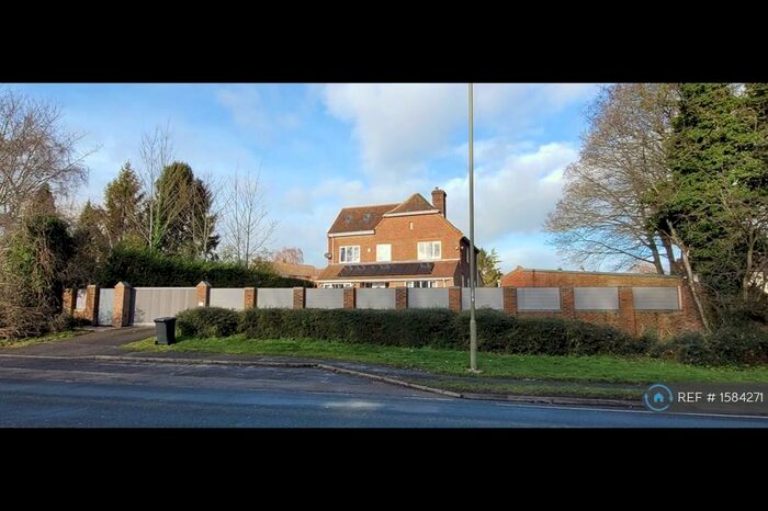 2 Bedroom Flat To Rent In The Harrow Way, Basingstoke, RG22