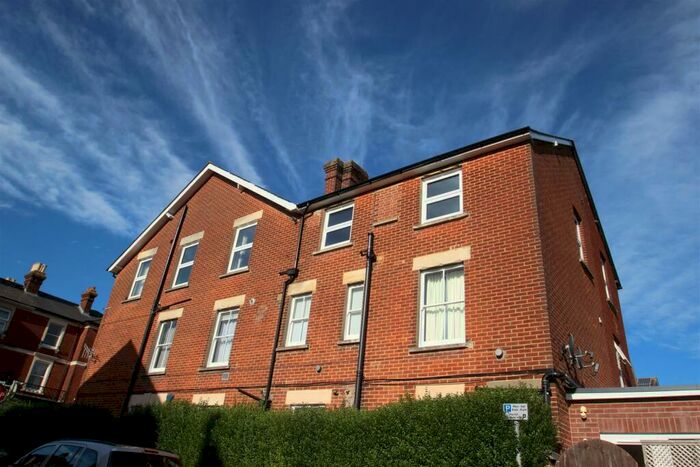 2 Bedroom Flat To Rent In Salisbury - Wyndham Road, SP1