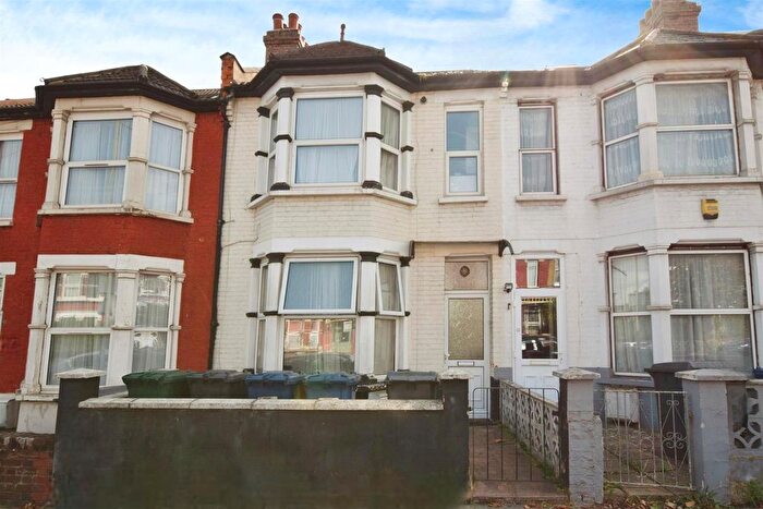 2 Bedroom Flat To Rent In Squires Lane, London, N3