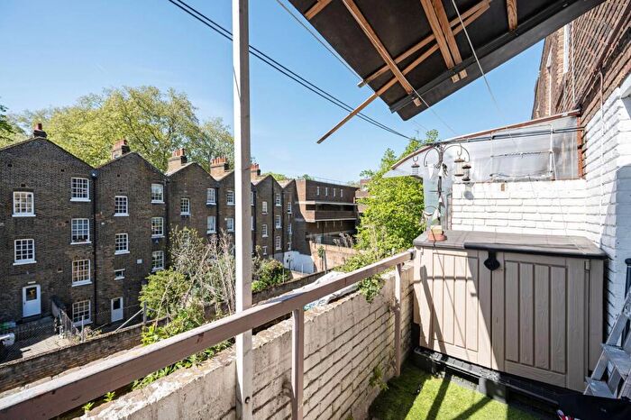 3 Bedroom Flat For Sale In Lipton Road, Limehouse, London, E1