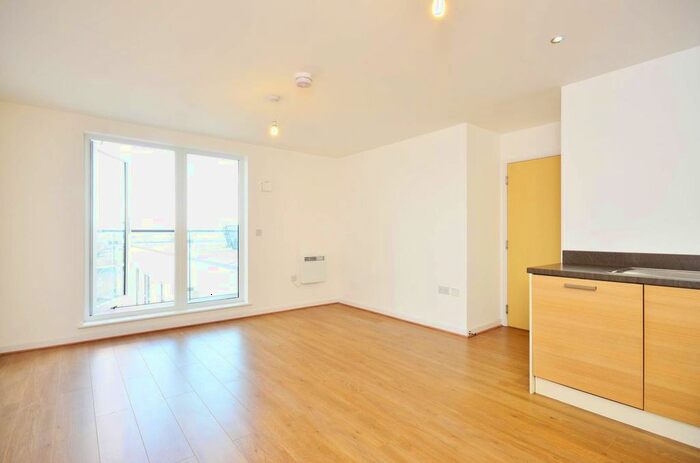 2 Bedroom Flat To Rent In Guildford Road, Woking, GU22
