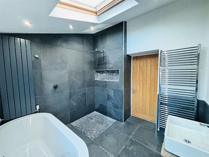 2 Bedroom End Of Terrace House To Rent In Dinting Lane, Glossop, SK13