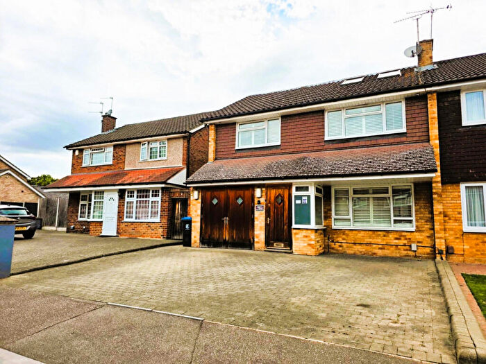 4 Bedroom Semi-Detached House For Sale In Woolhampton Way, Chigwell, IG7