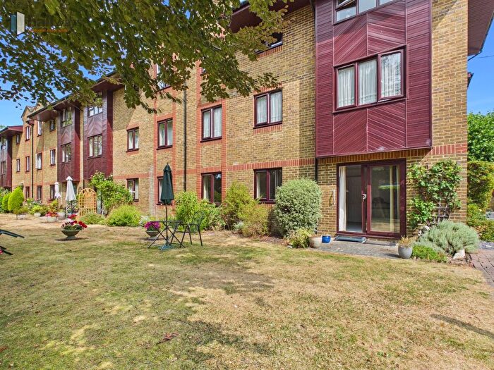 2 Bedroom Flat For Sale In Flat, Somers Place, - Reigate Hill, Reigate, RH2