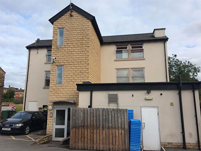 2 Bedroom Flat To Rent In Greenside, Heckmondwike, WF16