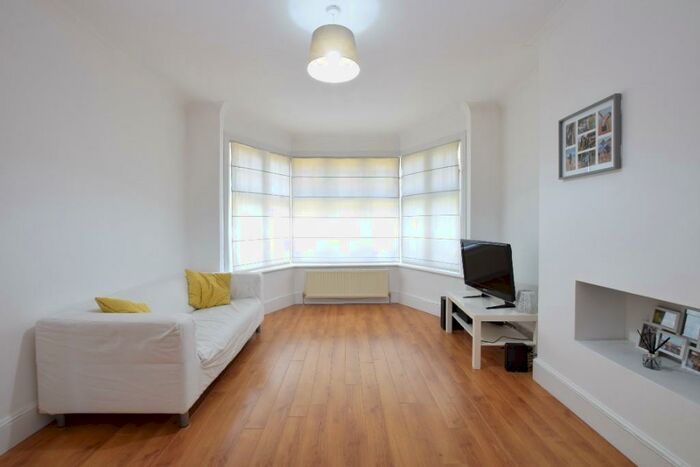 2 Bedroom Apartment To Rent In Grove Avenue, Sutton, Surrey, SM1