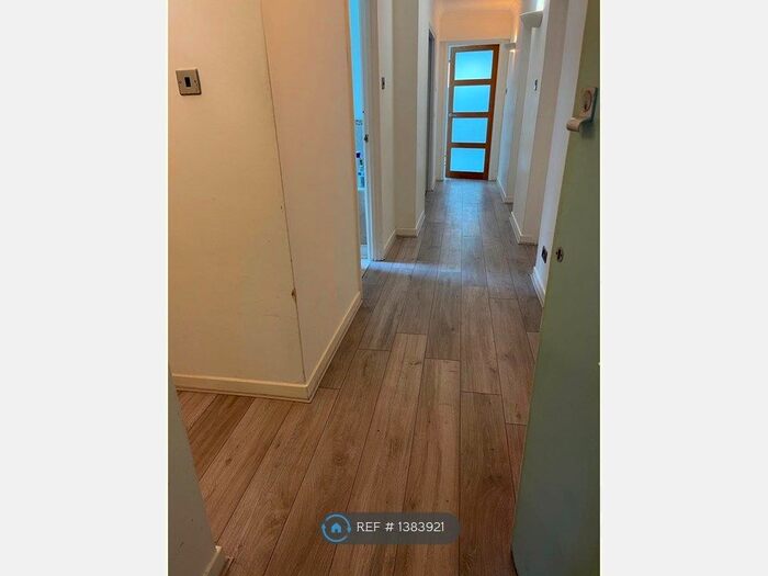 3 Bedroom Flat To Rent In West Ealing, West London, W13