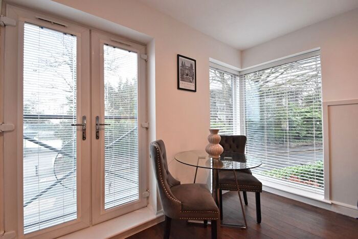 1 Bedroom Flat To Rent In Baker Street, Weybridge, KT13