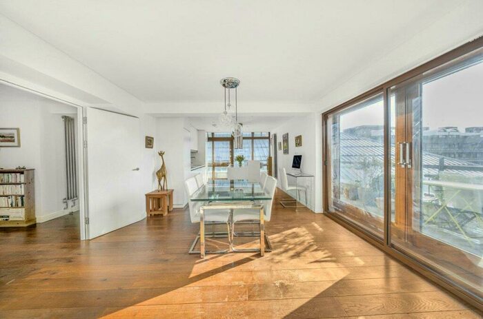 3 Bedroom Apartment To Rent In Frobisher Crescent Barbican, EC2