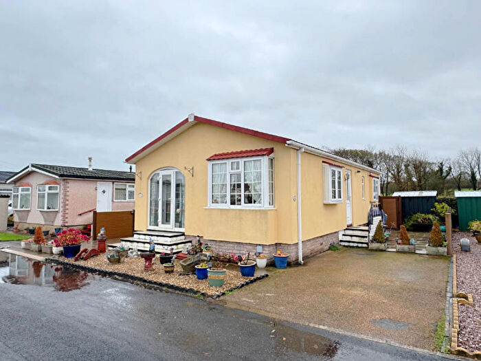 2 Bedroom Park Home For Sale In Third Avenue - Woodside Park -, FY6