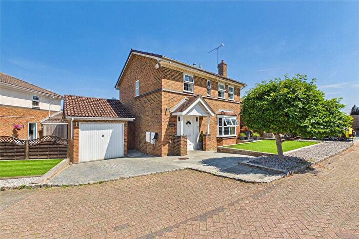 4 Bedroom Detached House For Sale In Broom Field, Lightwater, Surrey, GU18