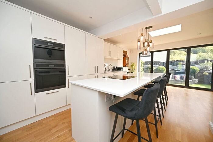 3 Bedroom Semi-Detached House For Sale In Tingle Close, Hemingfield, Barnsley, S73