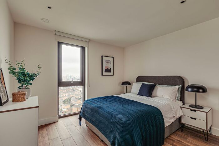 2 Bedroom Flat To Rent In Copperas Court, London, SE8