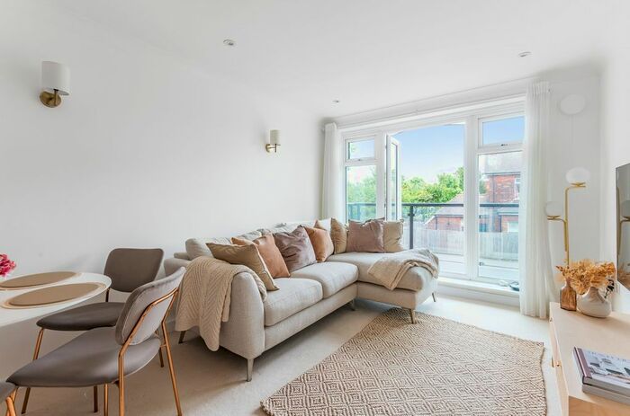 2 Bedroom Flat To Rent In Masons Hill, Bromley, BR2