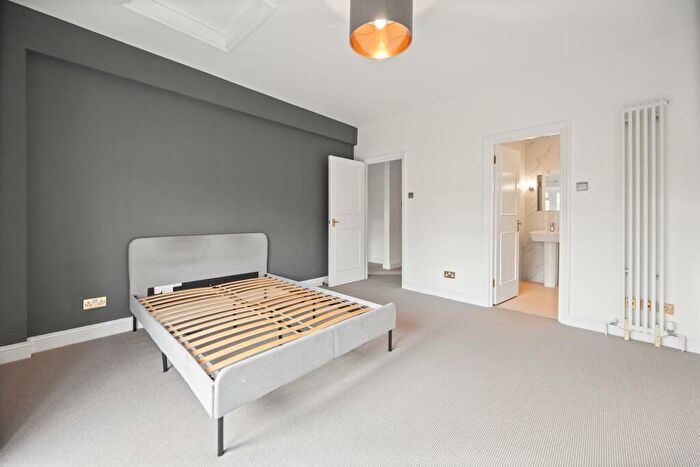 2 Bedroom Flat To Rent In Minster Road, NW2