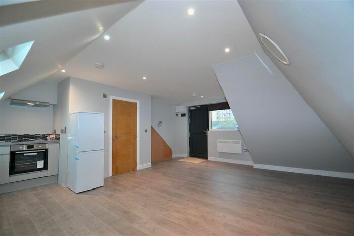 Studio To Rent In Wellswood House, Fairway Avenue, Borehamwood, WD6