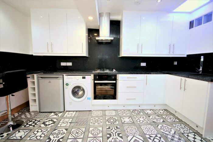 1 Bedroom Flat To Rent In Cambridge Heath Road, Bethnal Green, E2