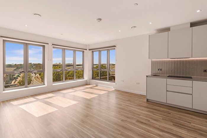 3 Bedroom Flat To Rent In Lyons Dock, Grenan Square, Greenford, UB6