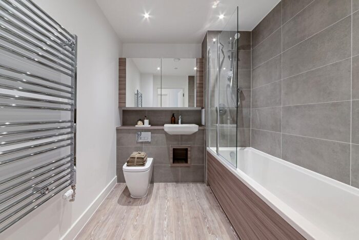 3 Bedroom Flat To Rent In Dukes Road, Wood Street, Walthamstow, E17