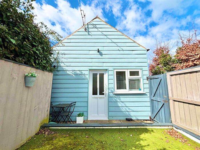 2 Bedroom Flat To Rent In The Broadway, Totland Bay, PO39