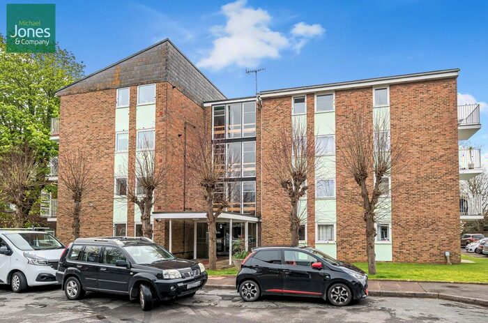 2 Bedroom Flat To Rent In Dorchester Gardens, Grand Avenue, Worthing, West Sussex, BN11