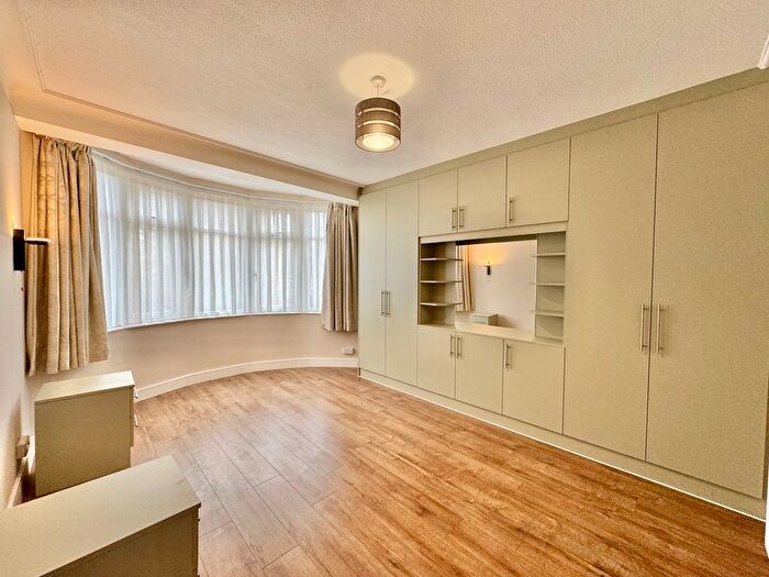 3 Bedroom Semi-Detached House To Rent In Woodland Way, London, N21