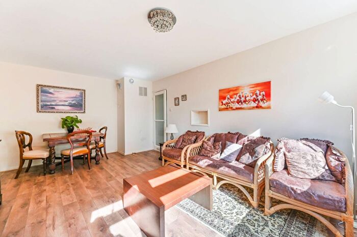 2 Bedroom Flat To Rent In Christchurch Park, Sutton, SM2