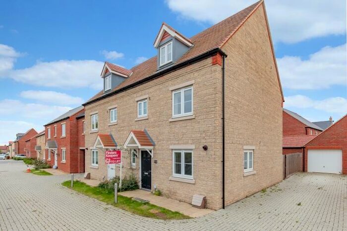 4 Bedroom Semi-Detached House To Rent In Wetherby Road, Bicester, OX26