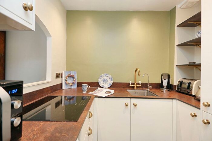 1 Bedroom Flat For Sale In Roman Row, Bishops Waltham, SO32