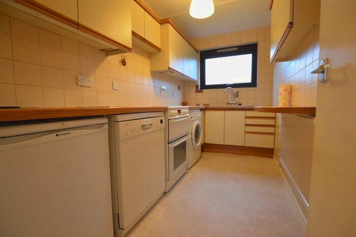 1 Bedroom Flat To Rent In Pear Tree Court, Churchfields, South Woodford E18