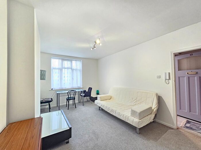 1 Bedroom Flat To Rent In Moss Hall Grove, London, N12