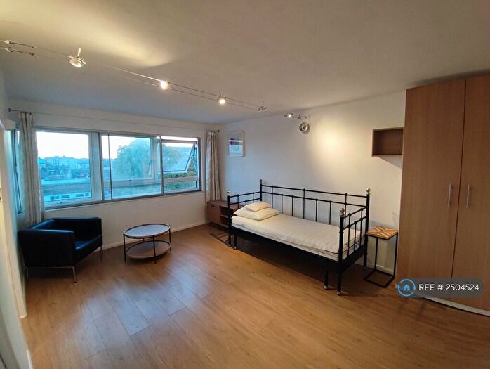 Studio To Rent In Park House, London, N4