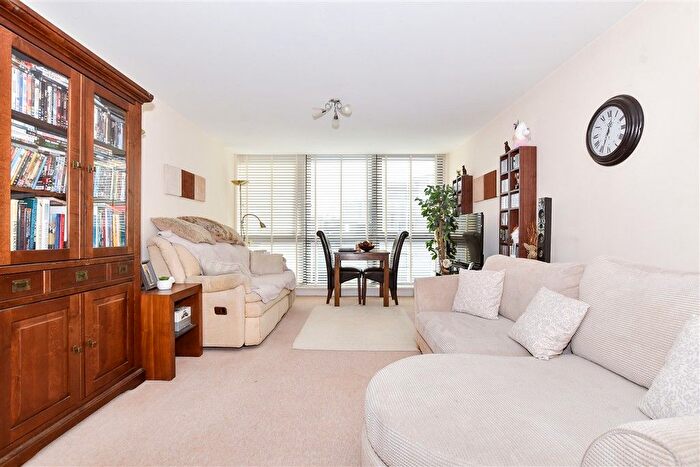 2 Bedroom Flat For Sale In Clifford Way, Maidstone, Kent, ME16