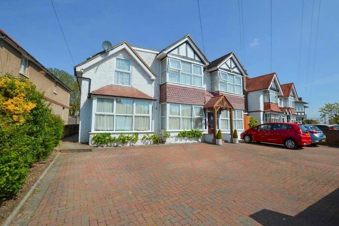 2 Bedroom Flat To Rent In Rosebery Avenue, Eastbourne, East Sussex, BN22