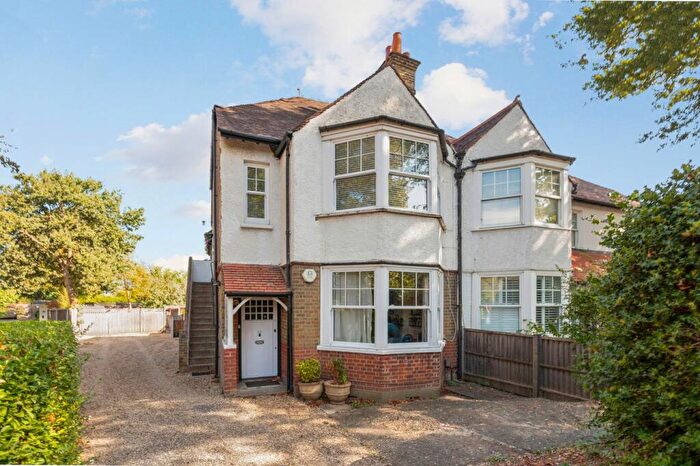 3 Bedroom Apartment For Sale In Hersham Road, Walton-on-Thames, KT12