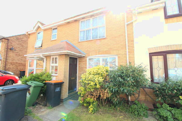 2 Bedroom Terraced House To Rent In Troon Gardens - Bushmead - 2 Bedroom House, LU2