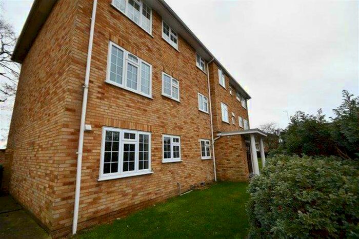 3 Bedroom Apartment To Rent In 3 Bedroom Ground Floor Apartment In Staines-upon-thames, TW18