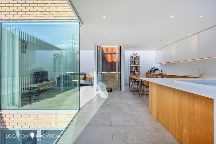 3 Bedroom Detached House To Rent In Brooke Road, London, N16