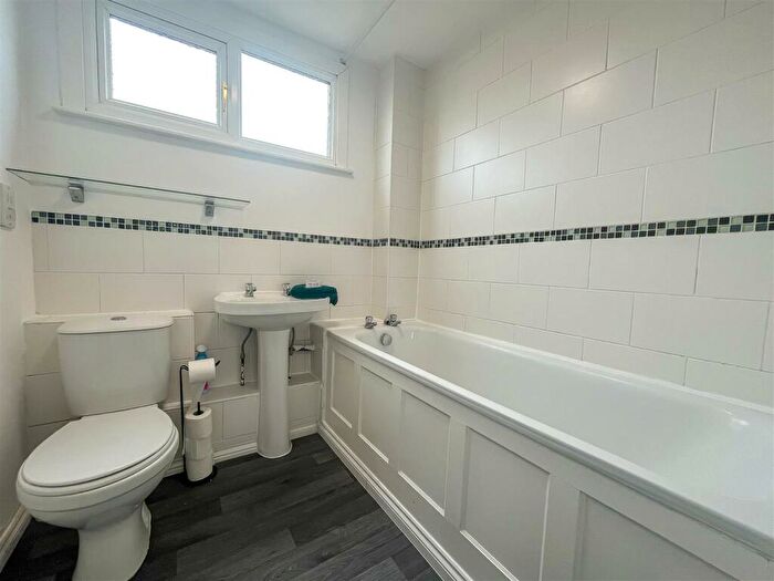 3 Bedroom Semi-Detached House For Sale In Wentworth Close, Daventry, NN11