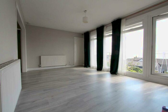 2 Bedroom Flat To Rent In New Road, Leigh On Sea, SS9