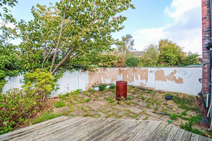 3 Bedroom End Terrace House For Sale In Hawthorne Terrace, Wakefield, WF2