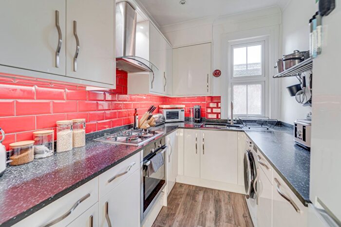 2 Bedroom Flat To Rent In Belmont Avenue, Palmers Green, London, N13