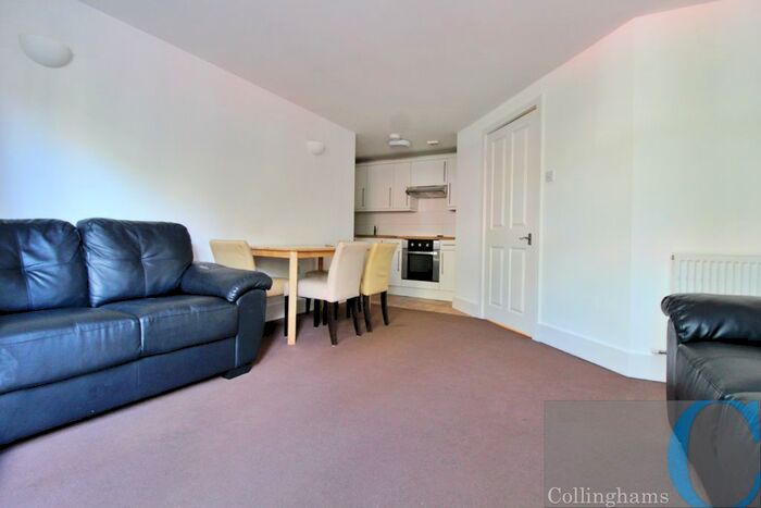 3 Bedroom Flat To Rent In Clapham Road, London, SW9