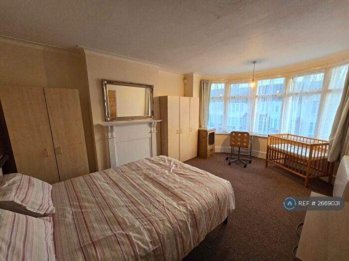 Studio To Rent In Grenoble Gardens, London, N13