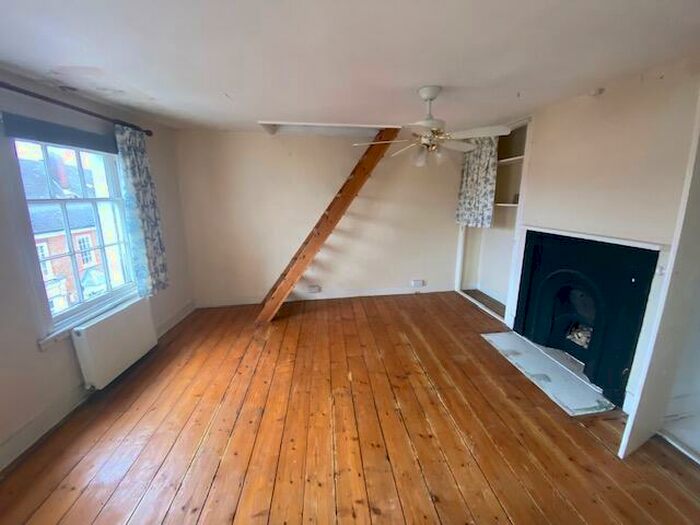 2 Bedroom Flat To Rent In High Street, Andover, Hampshire, SP10