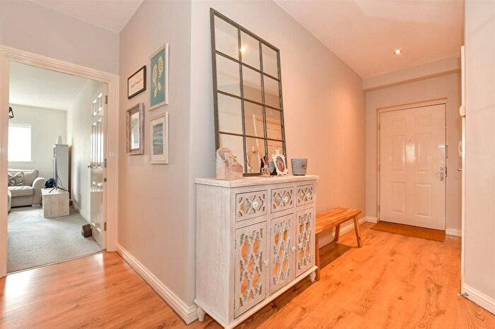 2 Bedroom Flat For Sale In Crosse Courts, Basildon, Essex, SS15