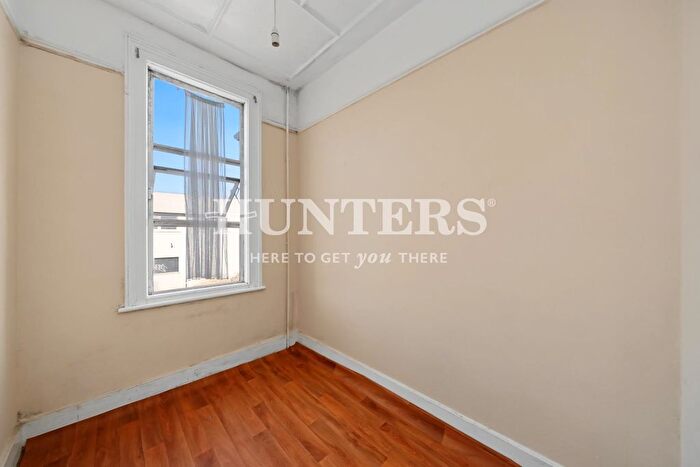 3 Bedroom Flat For Sale In Temple Road, London, NW2