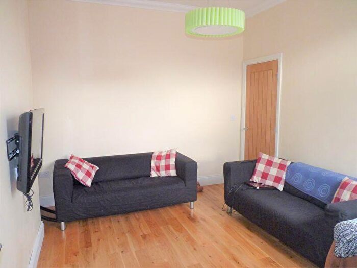 3 Bedroom Flat To Rent In Three Bed Student Flat, Amble Grove, Sandyford, NE2